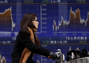 Asia stocks drift lower; Chinese shares defy Trump tariff threats