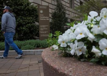 IRS funding cut would increase US deficit, slow service
