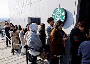 Starbucks serves South Koreans coffee and glimpse into the North