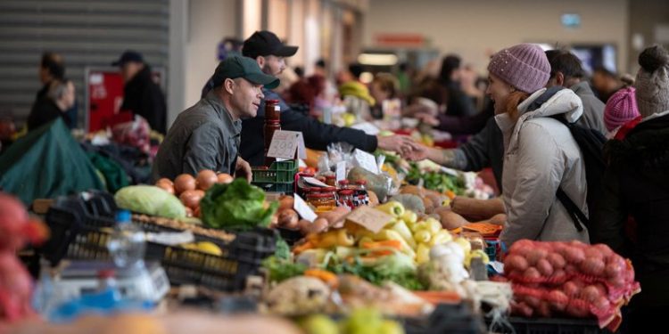 Euro zone consumers see inflation edge up slightly, ECB survey shows