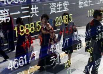 Asia stocks rise on upbeat Chinese PMIs; Trump tariff threat limits gains