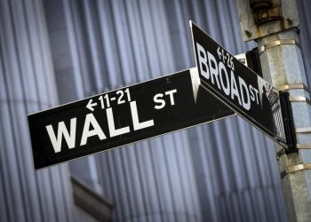 US stock futures edge lower with focus on Trump tariffs, rate cues