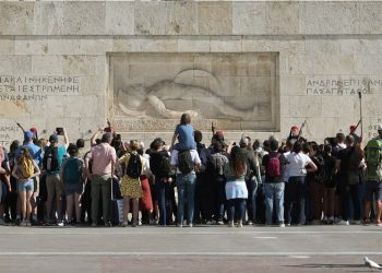 Greece expects record tourism revenue of 22 billion euros this year, says minister