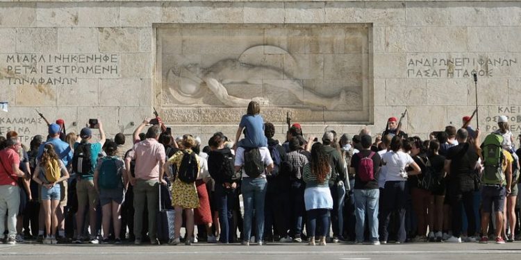 Greece expects record tourism revenue of 22 billion euros this year, says minister