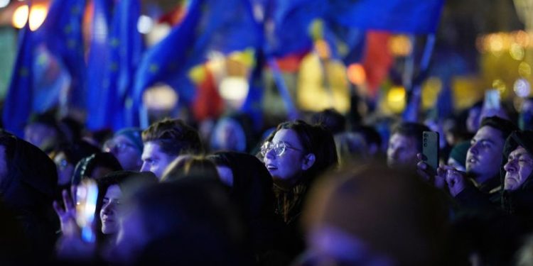 Romanian pro-European parties agree to quickly form broad coalition government