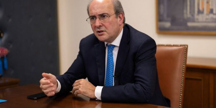 Greece plans lower bank fees for retail customers