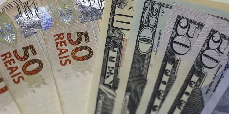 Brazil’s currency weakens, changing course despite aggressive rate strategy