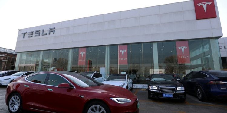 Exclusive-Trump transition recommends scrapping car-crash reporting requirement opposed by Tesla