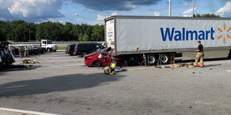 Exclusive-Trump transition recommends scrapping car-crash reporting requirement opposed by Tesla