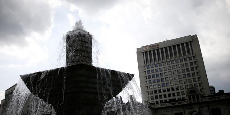 Bank of Korea board members see need to respond to slowing economy, minutes show