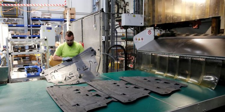 Swiss economy to grow 1.5% next year, government forecasts