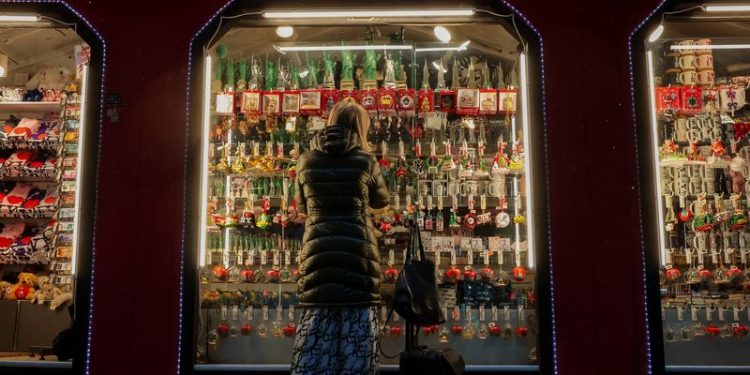 Motor vehicles, online purchases boost US retail sales in November