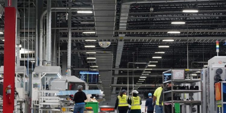 US manufacturing output rebounds less than expected in November