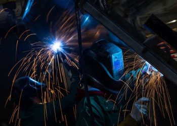 Philly Fed’s manufacturing gauge slumps to 20-month low