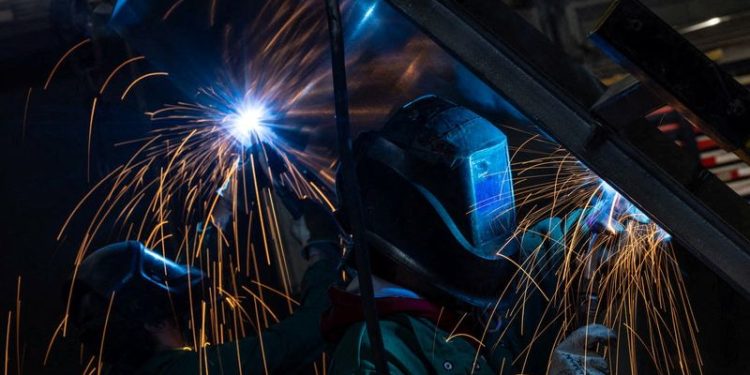 Philly Fed’s manufacturing gauge slumps to 20-month low