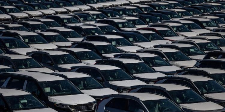 US new vehicle sales set to rise 7.3% in December, report says