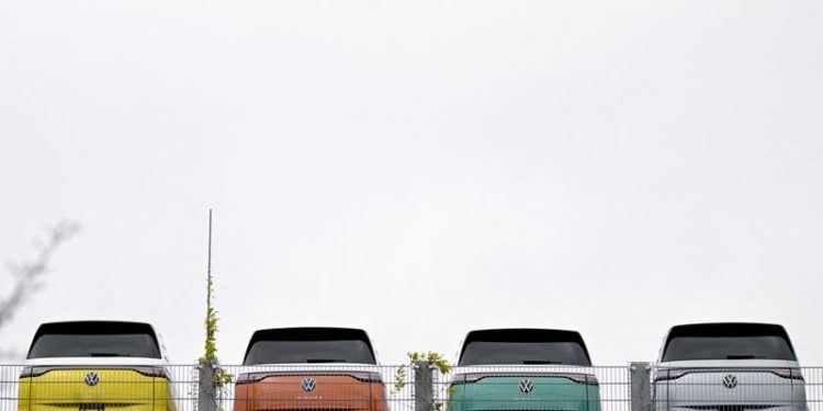 VW and works council reach provisional deal, Handelsblatt reports