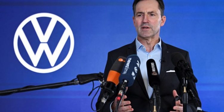 Factbox-The main points of Volkswagen’s deal with unions on German sites and jobs