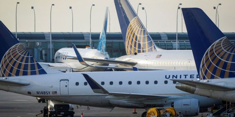 Dead body found in wheel well after United flight lands in Hawaii