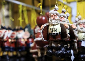 US holiday retail sales stronger than last year with online boost, Mastercard says