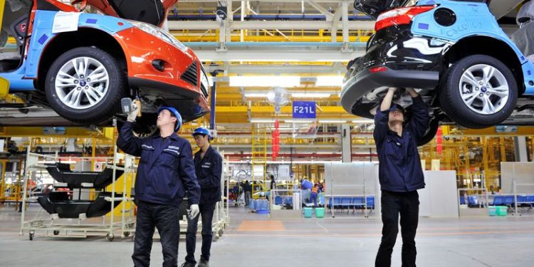 China Dec factory activity expands at slower pace as trade risks rise