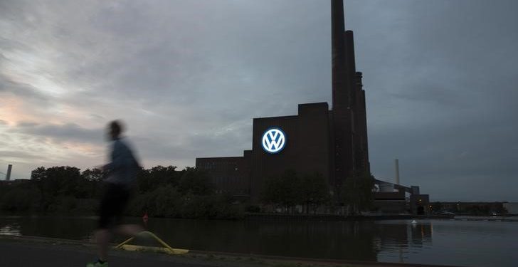 Volkswagen, labor leaders re-engage in crucial cost-cut talks