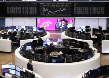 France’s CAC 40 finishes choppy session unchanged as investors brace for government collapse