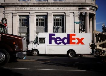 Weather permitting, UPS, FedEx poised for on-time US holiday gift deliveries