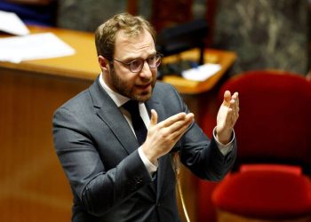 France at turning point amid budget uncertainty, finance minister says