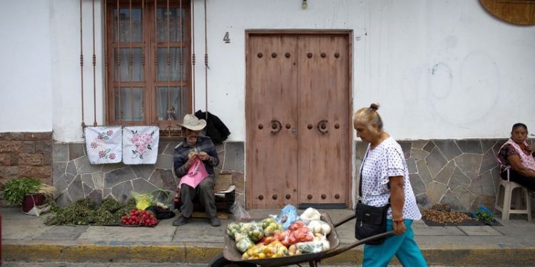Mexico announces 12% boost to minimum wage to combat poverty