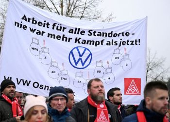 VW workers step up strikes to fight German plant closures