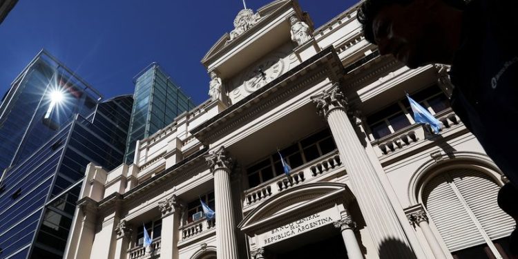 Argentina central bank cuts benchmark interest rate to 32%