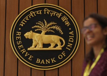 India cenbank holds rates steady; cuts banks’ cash reserve ratio