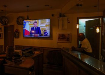 French debt risk premium drops as Macron says he will appoint new prime minister