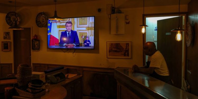 French debt risk premium drops as Macron says he will appoint new prime minister