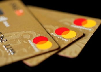US judge won’t lift block on rule capping credit card late fees at $8