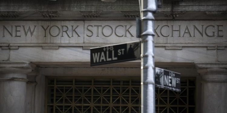 Stock market today: S&P 500 ends higher as cyclicals offset tech wreck