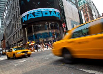 Intuitive Surgical posts Q4 beat, shares down on lowering profit margin guide