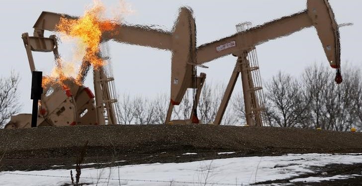 U.S. energy firms cut oil and gas rigs to December 2021 low