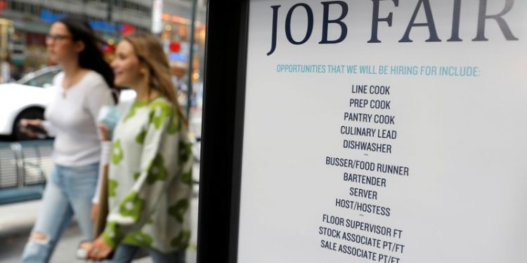 US weekly jobless claims unexpectedly fall