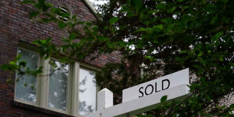 US 30-year fixed-rate mortgage flirts with 7%