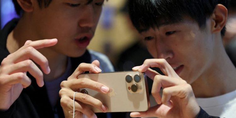 Foreign smartphone shipments in China slump 47% in November