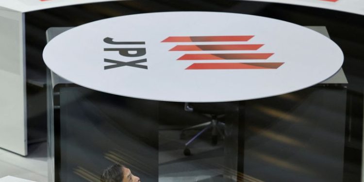 Foreigners turn net sellers of Japanese stocks, lock in 2024 gains