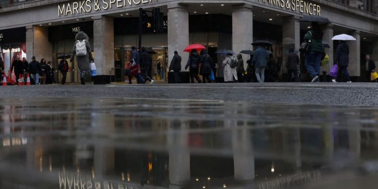 UK consumer confidence falters after Christmas splurge