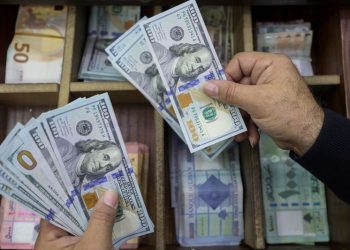 Towering dollar after solid jobs data leaves peers struggling