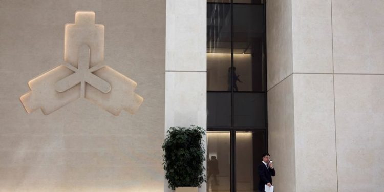 China steps up policy measures to defend fragile yuan