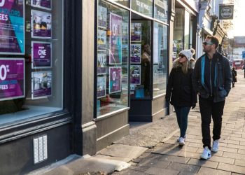 UK banks resist mortgage rate hikes amid money market turmoil