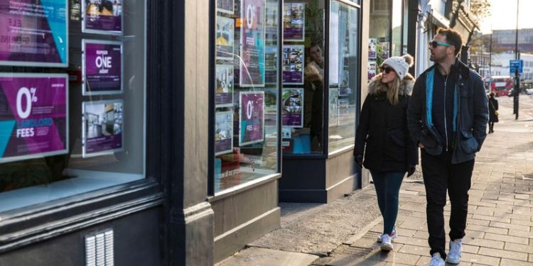 UK banks resist mortgage rate hikes amid money market turmoil