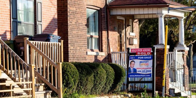 Canadian home sales fall in December; up 10% in fourth quarter
