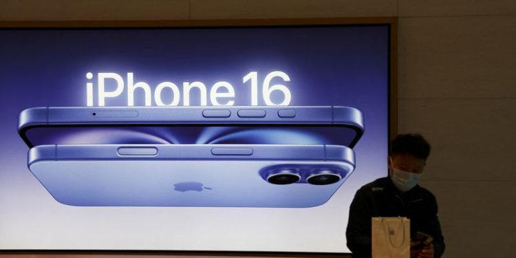 Apple smartphone shipments from China fell 25% in Q4, Canalys says